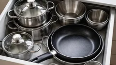 Tři chyby při skladování pánví a hrnců, které ničí nepřilnavý povrch