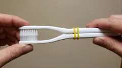 Spojte dvě staré zubní kartáčky dohromady a budete překvapeni, o kolik vám to usnadní čištění