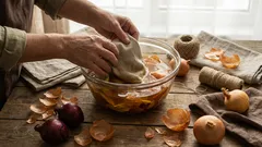 Posiluje vlasy, odpuzuje škůdce: 5 způsobů, jak využít cibulové slupky v domácnosti a pro rostliny